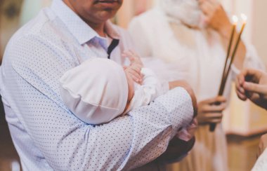 Bir çocuğun vaftizinin kutsallığı. Seçici odaklanma. İnsanlar.