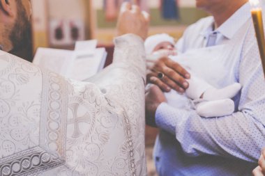 Bir çocuğun vaftizinin kutsallığı. Seçici odaklanma. İnsanlar.