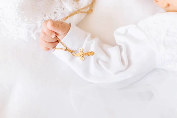 子供のバプテスマの秘跡 子供は十字架を持っている 選択的フォーカス — ストック写真