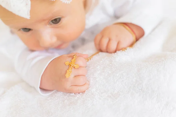 子供のバプテスマの秘跡 子供は十字架を持っている 選択的フォーカス — ストック写真