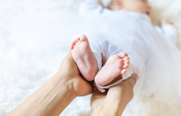 Mom Holds Baby Legs Selective Focus People — Stock Photo, Image