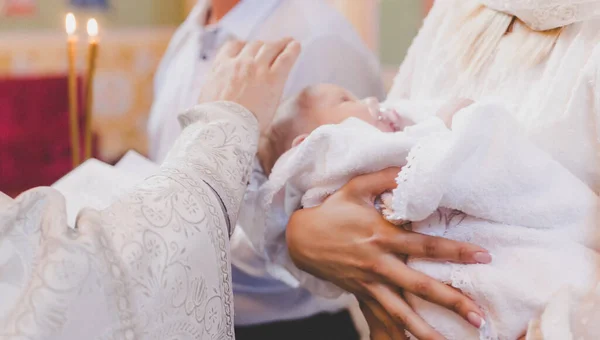 Sakramentet Till Ett Barns Dop Selektivt Fokus Människor — Stockfoto