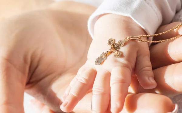 Das Sakrament Der Kindertaufe Das Kind Hält Ein Kreuz Der — Stockfoto