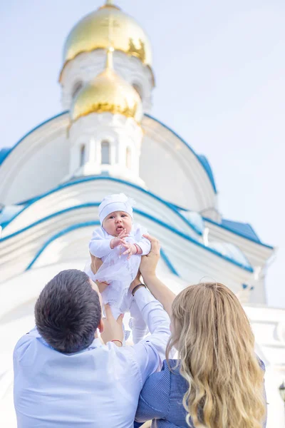 Mamma Papa Tengono Bambino Chiesa Concentrazione Selettiva Persone — Foto Stock