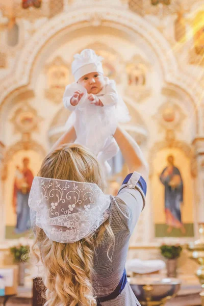 Mama Hält Das Baby Der Kirche Selektiver Fokus Menschen — Stockfoto