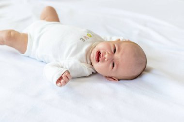 Yeni doğan bebek ağlıyor. Seçici odaklanma. İnsanlar.