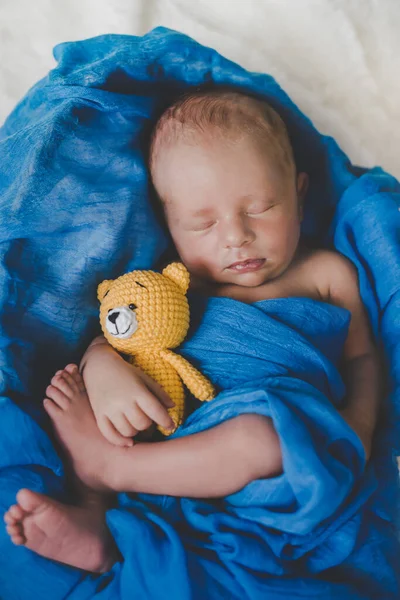 กทารกแรกเก ดนอนก บหม อกโฟก — ภาพถ่ายสต็อก