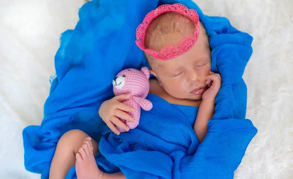 Bebé Recién Nacido Con Una Corona Niña Enfoque Selectivo Gente —  Fotos de Stock
