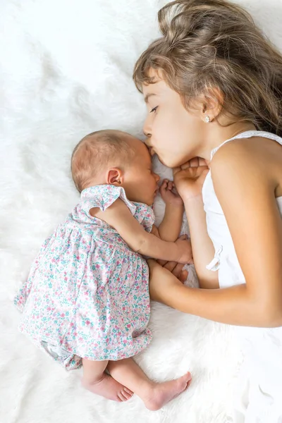 Criança Recém Nascida Com Irmã Mais Velha Foco Seletivo Pessoas — Fotografia de Stock