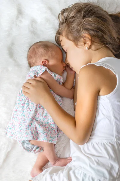Novorozeně Batole Starší Sestrou Selektivní Zaměření Lidé — Stock fotografie