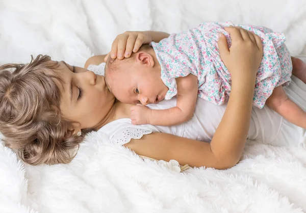 Yeni Doğmuş Bir Bebek Ablası Seçici Odaklanma Insanlar — Stok fotoğraf