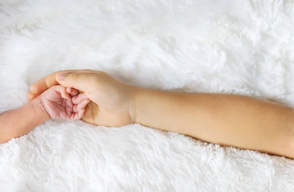 Pasgeboren Peuter Die Hand Van Haar Zus Vasthoudt Selectieve Focus — Stockfoto