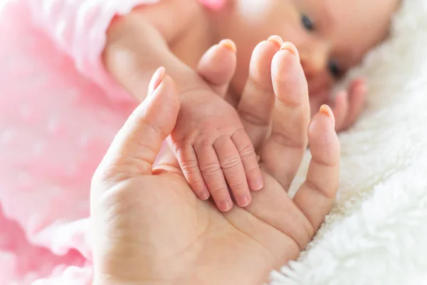 Bebé Recién Nacido Está Sosteniendo Mano Madre Enfoque Selectivo Gente — Foto de Stock