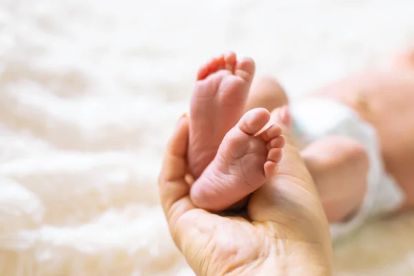 Newborn Baby Mom Holds Legs Selective Focus People — Stock Photo, Image