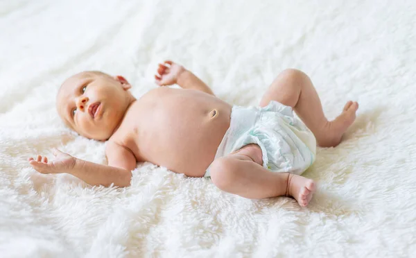 Det Nyfödda Barnet Ligger Sängen Selektivt Fokus Människor — Stockfoto