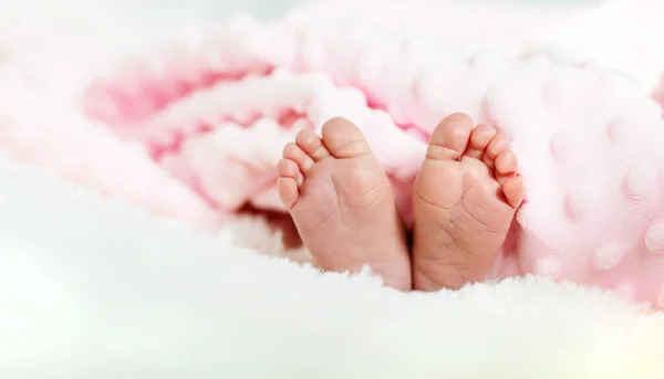 Neugeborene Baby Mutter Hält Beine Selektiver Fokus Menschen — Stockfoto