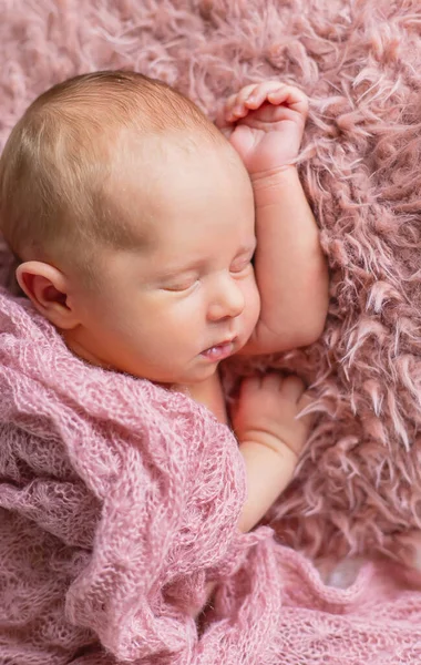 Novorozenec Spící Růžovém Pozadí Selektivní Zaměření Lidé — Stock fotografie