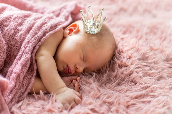 女の子の王冠の新生児 選択的フォーカス 人々は — ストック写真