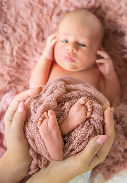 Newborn Baby Mom Holding Legs Selective Focus People — Stock Photo, Image