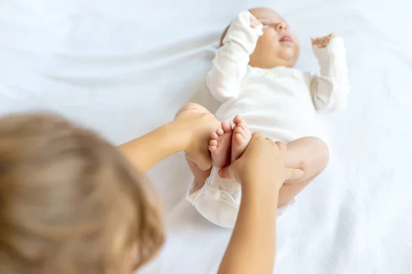 Schwester Hält Die Beine Eines Neugeborenen Kleinkindes Selektiver Fokus Menschen — Stockfoto
