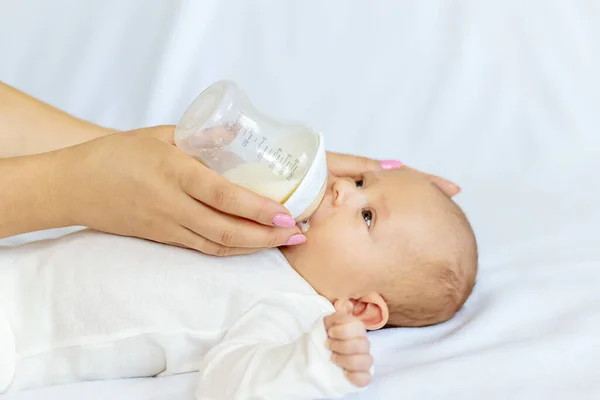 Madre Alimenta Bebé Recién Nacido Con Biberón Enfoque Selectivo Comida — Foto de Stock