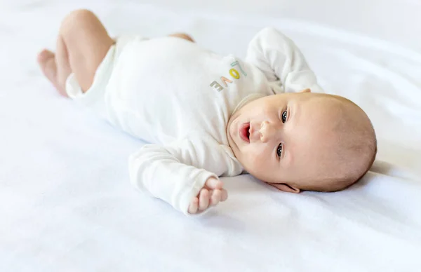 一个新生儿躺在一张白色的床上 有选择的重点 — 图库照片