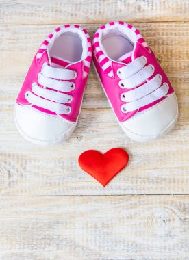 Hafif arka planda bebek poposu ve kalp. Seçici odaklanma. Doğa.