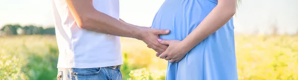 Mujer Embarazada Hombre Mantienen Barriga Unida Enfoque Selectivo Naturaleza —  Fotos de Stock