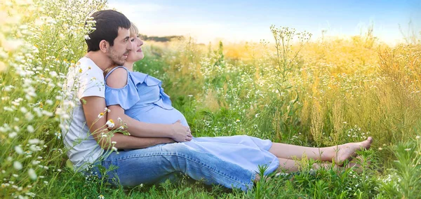 Uomo Abbraccia Pancia Una Donna Incinta Sulla Natura Concentrazione Selettiva — Foto Stock