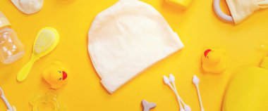 Sarı arka planda yeni doğanlar için aksesuarlar. Seçici odaklanma. Bebeğim..