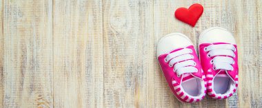 Hafif arka planda bebek poposu ve kalp. Seçici odaklanma. Doğa.