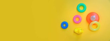 Sarı arka planda yeni doğanlar için aksesuarlar. Seçici odaklanma. Bebeğim..