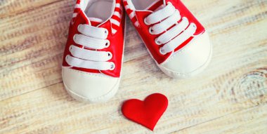 Hafif arka planda bebek poposu ve kalp. Seçici odaklanma. Doğa.