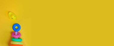 Sarı arka planda yeni doğanlar için aksesuarlar. Seçici odaklanma. Bebeğim..