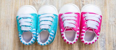 Hafif arka planda bebek poposu ve kalp. Seçici odaklanma. Doğa.