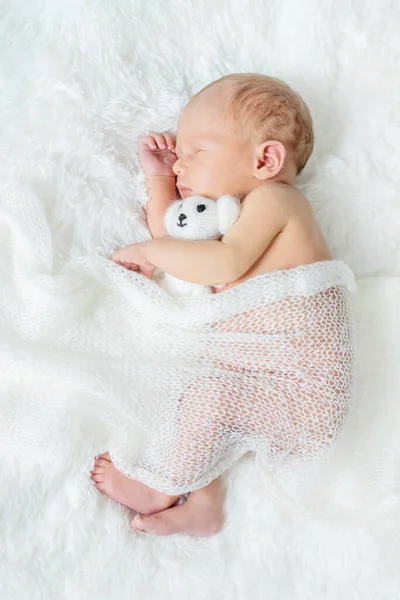 新生儿睡在白色的背景上 有选择的重点 — 图库照片