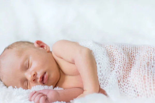 Neonato Che Dorme Uno Sfondo Bianco Concentrazione Selettiva Persone — Foto Stock