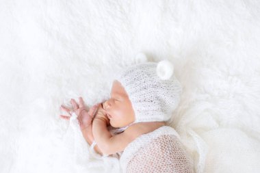 Yeni doğmuş bebek şapkayla uyur. Seçici odaklanma. insanlar.