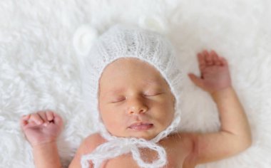 Yeni doğmuş bebek şapkayla uyur. Seçici odaklanma. insanlar.