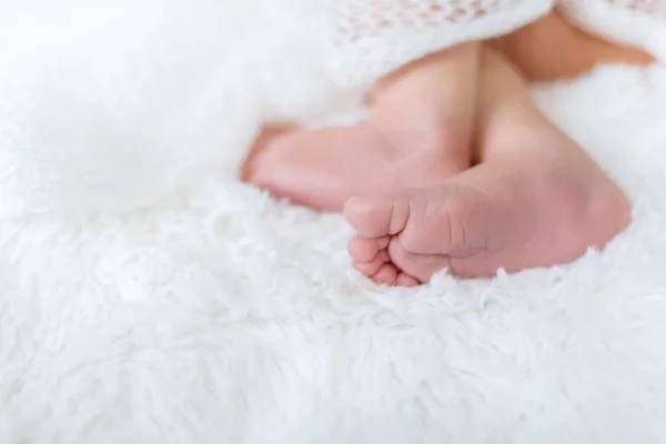 刚出生的幼儿脚在白色的背景上 有选择的重点 — 图库照片