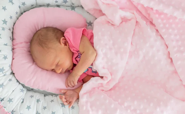 Bebé Recién Nacido Durmiendo Sobre Fondo Blanco Enfoque Selectivo Gente —  Fotos de Stock