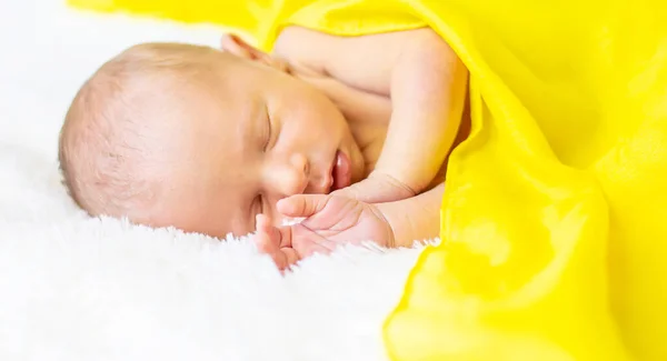 Новорожденный Ребенок Спит Белом Фоне Выборочный Фокус Люди — стоковое фото