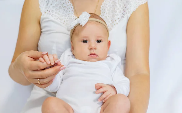 妈妈抱着一个新生婴儿 有选择的重点 — 图库照片