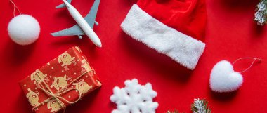 Noel arka planı uçakla kırmızıya boyandı. Seçici odaklanma. Tatil.