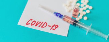 Coronavirus tedavisi ve aşı konsepti. Seçici odaklanma. İlaç.
