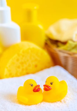 Bebeği yıkamak için aksesuarlar. Seçici odaklanma. Doğa.