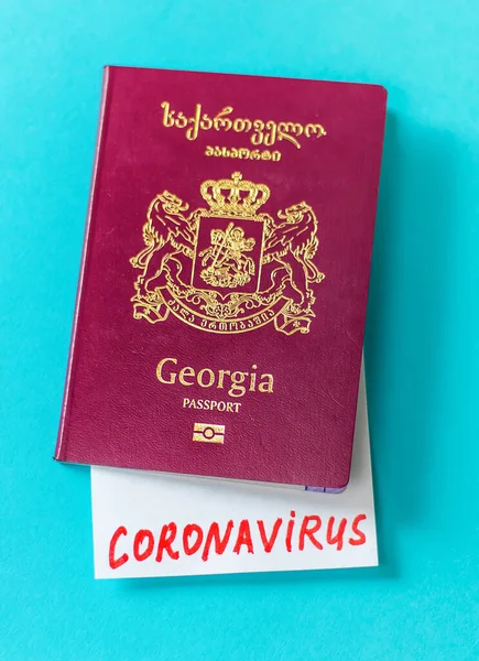 コロナウイルスは 国間の飛行禁止の概念です 国際パスポート 選択的フォーカス — ストック写真