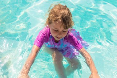 Havuzda yüzen bir çocuk. Seçici odaklanma. çocuk.