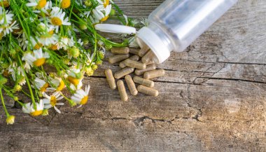 Alternatif tıp ve kozmetik ürünleri için papatya çayı. Seçici odaklanma. Doğa.