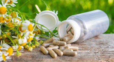 Alternatif tıp ve kozmetik ürünleri için papatya çayı. Seçici odaklanma. Doğa.